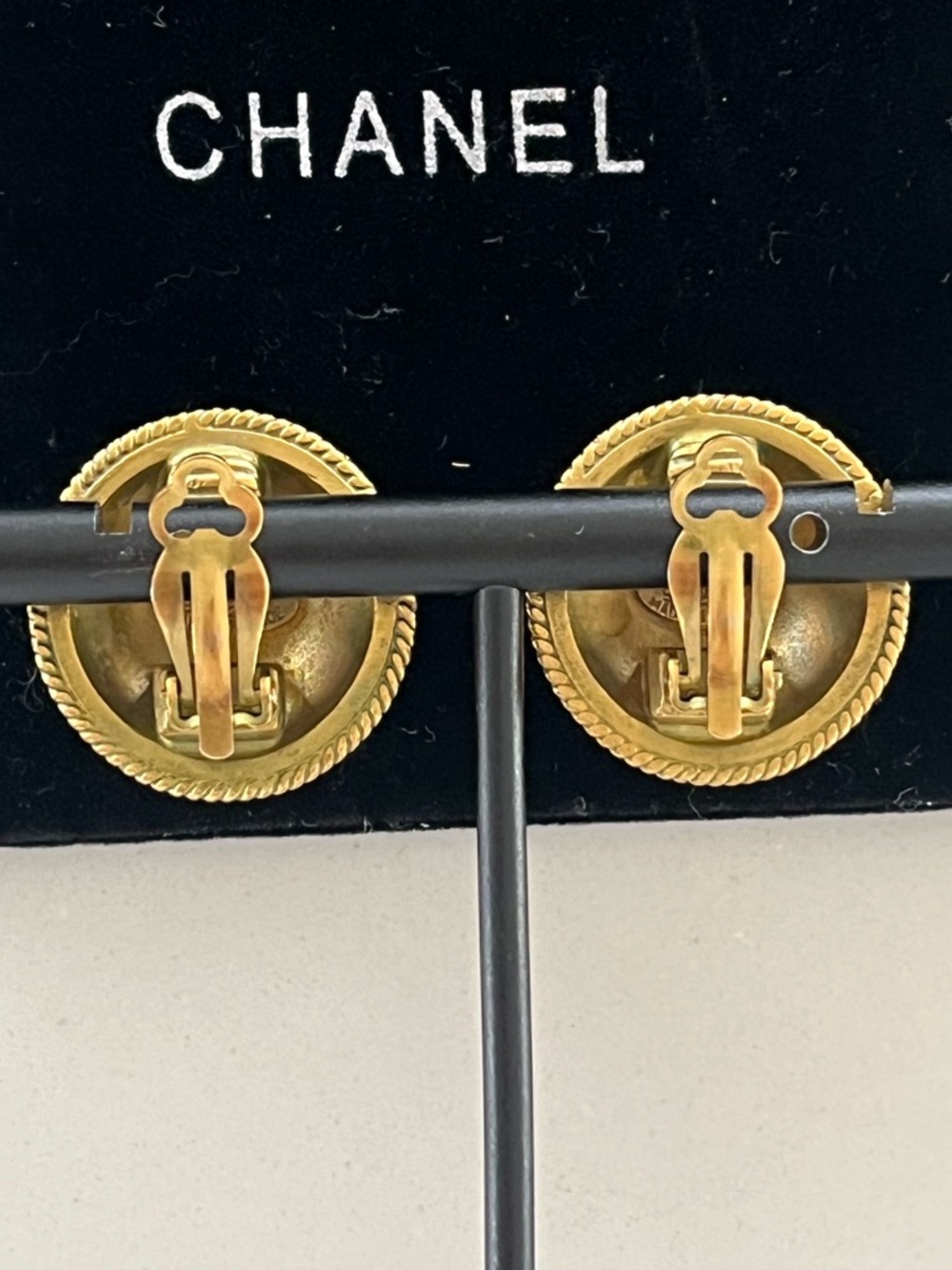 VINTAGE Chanel 1995 Spring CC Logo Round Rope ~1” Button Clip-On Earrings Gold - Picture 2 of 14